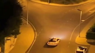 Başakşehirde ilginç görüntü: Arabanın tavanında seyahat etti