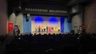 Başakşehirin yetişkin tiyatro öğrencilerinden bir gecede 2 oyun