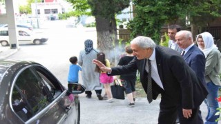 Başkan Bakkalcıoğlu mezarlık ziyaretine gelen vatandaşların bayramını kutladı