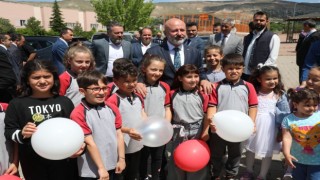 Başkan Çolakbayrakdar, karne sevinci yaşayan öğrencileri tebrik edip, başarılar diledi