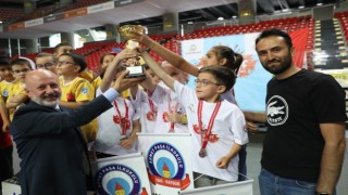 Başkan Çolakbayrakdar, satranç turnuvasının ödüllerini verdi