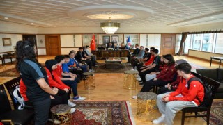 Başkan Zorluoğlu, şampiyon sporcuları ağırladı