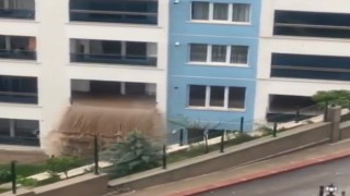 Başkentte su basan dairenin eşyaları dışarı taştı