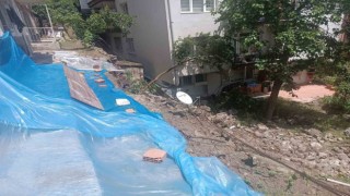 Başkentte yaşanan sağanağın ardından 5 katlı binanın istinat duvarı çöktü