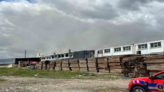 Başkentteki fabrika yangınında 4 kişi dumandan etkilendi