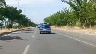 Batmanda boru yüklü otomobille tehlikeli yolculuk
