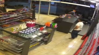 Batmanda çevreyi kollayan hırsız, bir anlık boşlukla kasadan paraları aldı