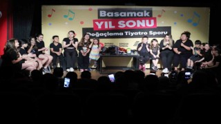 Bayraklılı tiyatrocular ayakta alkışlandı