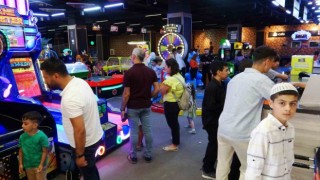 Bayram harçlıklarını toplayan çocuklar oyun alanlarına koştu