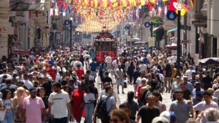 Bayram öncesi vatandaşlar Taksime akın etti