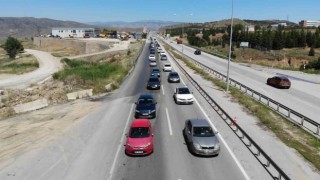 Bayram tatili için yollara akın ettiler: 43 ilin geçiş güzergahında trafik yoğunlaştı