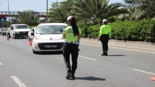 Bayram tatilinde İzmirde her 15 kilometrede bir trafik ekibi