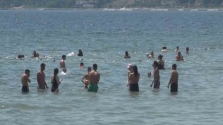 Bayramın ilk gününde vatandaşlar sıcak havanın tadını denize girerek çıkardı