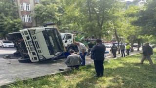 Bayrampaşada kamyon devrildi, genç kadın yaralandı: O anlar kamerada