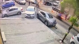 Bayrampaşada park halindeki motosikleti çalan 2 şüpheli kamerada