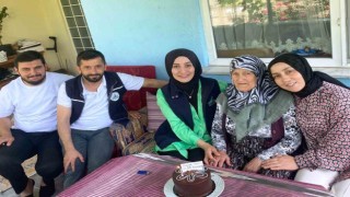Belediye ekipleri 89 yaşına giren Havva teyzeyi yalnız bırakmadı