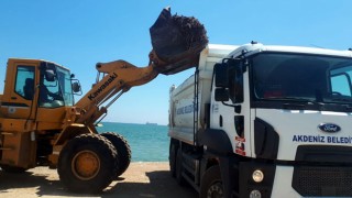 Belediye ekiplerinden Karaduvar sahilinde temizlik çalışması