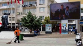 Belediye işçisine meydandaki dev ekrandan sürpriz Babalar Günü kutlaması