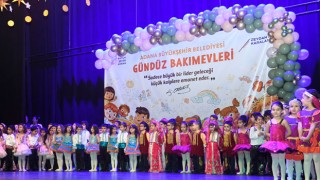 Belediye kreşinde eğitim gören minikler yılsonu gösterisi düzenledi