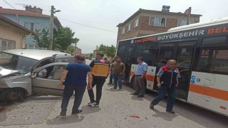 Belediye otobüsü hafif ticari araca çarptı: 1 yaralı