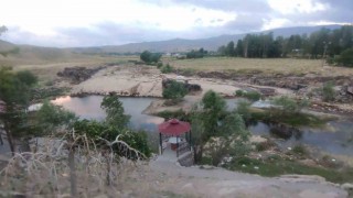 Bendimahi Çayı kurudu, yavru inci kefalleri mahsur kaldı