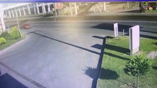Benzin istasyonu girişinde motosiklet ve otomobil çarpıştı: Kaza anı kamerada