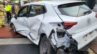 Beşiktaşta servis aracı ile otomobil çarpıştı: 4 yaralı