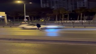 Beylikdüzünde E-5in ortasında canını hiçe sayarak yürüyen kadın kamerada