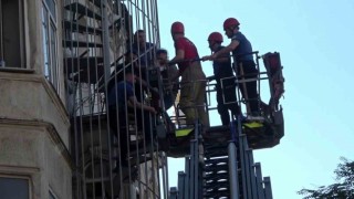 Beyoğlunda intihar etmek isteyen şahsı polis ekipleri kelepçeleyerek kurtardı