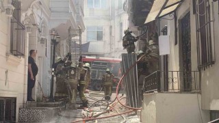 Beyoğlunda metruk binada korkutan yangın