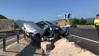 Bilecikte otomobil bariyerlere çarptı: 2 yaralı