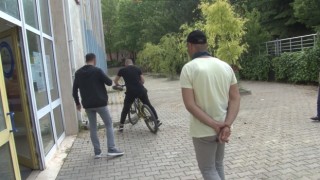 Bina görevlilerinin yardımıyla son dakikada sınava yetişti