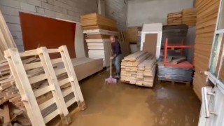Bingölde sağanak sonrası iş yerlerini su bastı