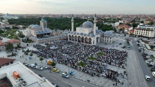 Binlerce kişi bayram namazında Mevlana Meydanını doldurdu