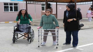 Bir yıl boyunca topladığı atık plastiklerle, mezun ettiği öğrencisine tekerlekli sandalye aldı