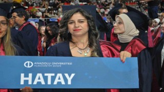 Birçok yakınını depremde kaybeden Hataylı öğrenci, buruk bir mezuniyet sevinci yaşadı