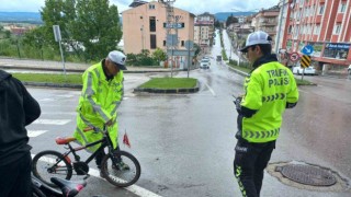 Bisiklet otomobile çarptı