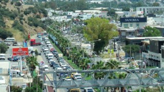 Bodruma 1 günde 25 bin araç giriş yaptı, 5 dakikalık yol 45 dakikaya çıktı