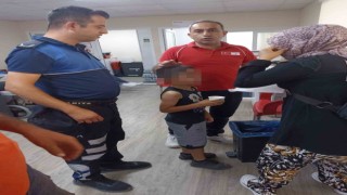 Boğazına şeker kaçan çocuğa itfaiye eri müdahale etti