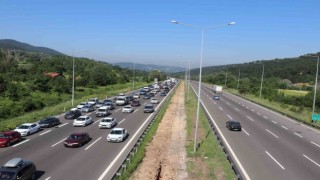 Bolu geçişinde tatilcilerin trafik yoğunluğu devam ediyor