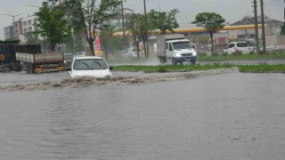 Boluda bazı cadde ve sokaklar göle döndü