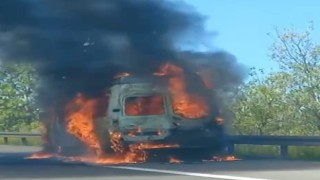 Boluda minibüs alev topuna döndü