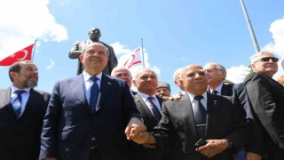 Bolulu Kıbrıs Gazisi Yamaner, KKTCnin Kurucu Cumhurbaşkanı Denktaşın heykelini dikti