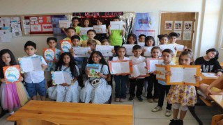 Bu okulda 10 ikiz ve 2 üçüz öğrenci karne heyecanı yaşadı