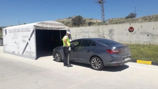 Bu tünele giren sürücüler trafik kurallarına karşı bilgilendiriliyor