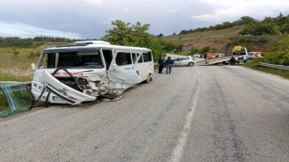 Burdurda işçi servisi ile otomobil çarpıştı: 13 yaralı