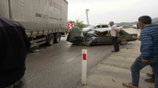 Burdurda kamyonet ile otomobil çarpıştı: 3 yaralı