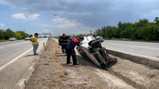 Burdurda kontrolden çıkan otomobil refüjde ters döndü, 1 kişi yaralandı