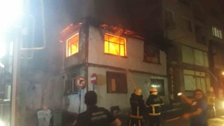 Bursada 2 katlı ahşap ev alev alev yandı