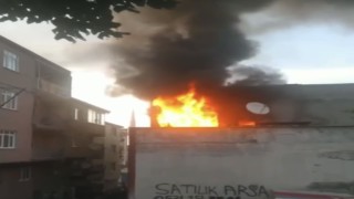 Bursada 2 katlı evin çatı katı alev alev yandı